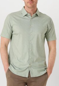 Korte mouwen, lichtgroene button-up shirt van zachte stof met een subtiele textuur, voorzien van een kraag en witte knopen aan de voorkant.