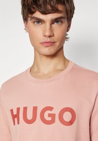 HUGO DULIVIO - Triko s potiskem - light/pastel red