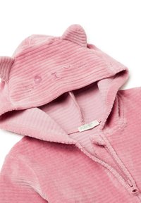 Różowy welurowy płaszcz z kapturem i uszami misia, z fakturą prążkowaną, przednim zamkiem błyskawicznym i haftowanymi detalami na twarzy.