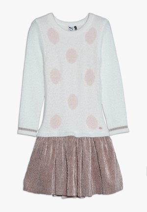 Hvid kjole med lange ærmer med lyserøde prikker og en skinnende plisseret nederdel i rosaguld, der er fastgjort i taljen.