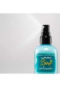 Spray Bumble and bumble Surf Infusion in una bottiglia turchese con un beccuccio nero, dotato di spruzzo a nebbiolina fine e testo del logo bianco.