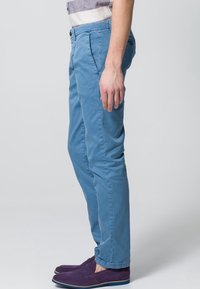 Ljusblå chinos i bomull med slim fit, med sidfickor och dragkedja, kombinerat med lila mockaloafers.