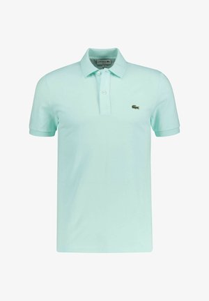 Hell-türkisfarbenes Poloshirt mit kurzen Ärmeln, Zweiknopf-Knopfleiste und kleinem grünem Krokodil-Logo auf der linken Brust.