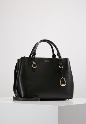 Zwarte leren handtas van Lauren Ralph Lauren met dubbele handvatten, gouden hardware, hangend sieraad en afneembare schouderriem op een wit voetstuk.