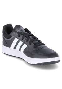 Sneaker in pelle nera con strisce bianche, punta rotonda, design con lacci, collo imbottito e suola in gomma con battistrada testurizzato.