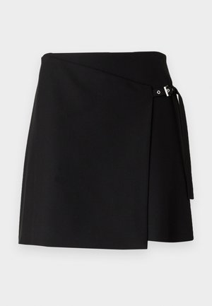 Sort omslagskjørt laget av et teksturert stoff med en sidespenne og lange bånd. Har en rett snitt og rene linjer.