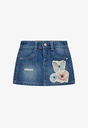 Gonna di jeans con tasche frontali, passanti per cintura, dettaglio usurato sul lato sinistro e toppe di una farfalla e due fiori sul lato destro.