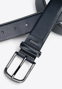 Dunkelblauer Ledergürtel mit strukturiertem Finish, silberner Metallschnalle und kontrastierenden weißen Nähten entlang der Kanten. Mehrere Einstelllöcher.