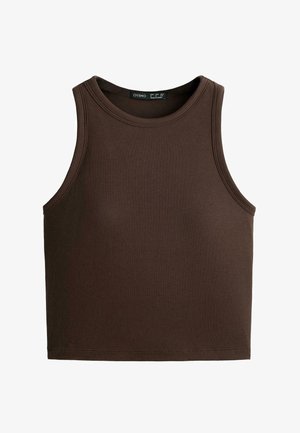 Braunes geripptes ärmelloses Croptop mit rundem Ausschnitt und sichtbarem Markenlabel im Kragen.