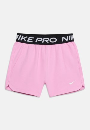 Pink sportsshorts med sort elastik i taljen med tryk af "NIKE PRO" i hvid og et lille hvidt Nike-swoosh på venstre ben.