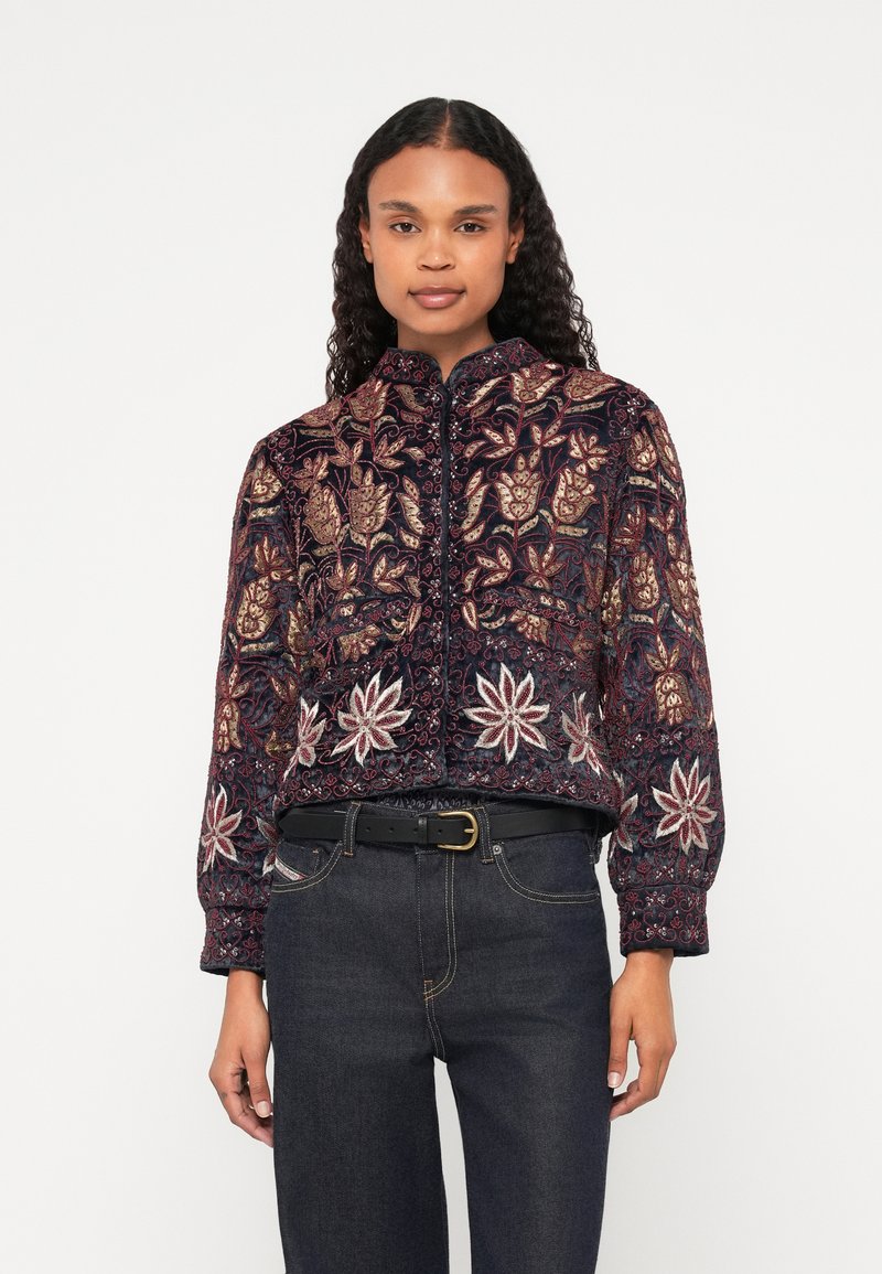 Αμπιντόρα με κεντήματα σε σκούρο ναυτικό χρώμα μ�ε λουλουδάτα μοτίβα σε χρυσό και κρέμα. Διαθέτει στρογγυλό γιακά και κλείσιμο με φερμουάρ, με μακριά μανίκια.