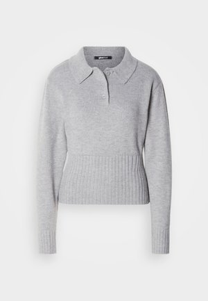 Pull en tricot gris avec un col, trois boutons et un ourlet côtelé. Doté de manches longues et d'une texture douce.