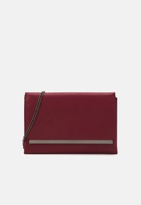 Sac à main bordeaux avec une texture lisse, une bandoulière en chaîne métallique et un accent horizontal argenté sur le devant. Design minimaliste.