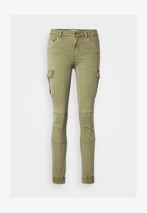 Olivroheline cargo püksid, millel on liibuv disain, küljetaskud, soonikdetailid põlvedel ja elastsed sääreotsad.