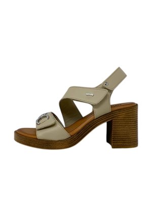 Sandali con tacco beige, con cinturini incrociati, dettaglio con fibbia e tacco in legno. Parte superiore in pelle liscia con dettagli cuciti.