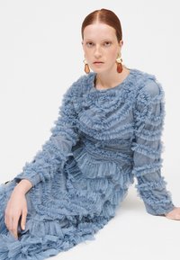 Maryisa RUFFLE MODEST - Společenské šaty - powder blue
