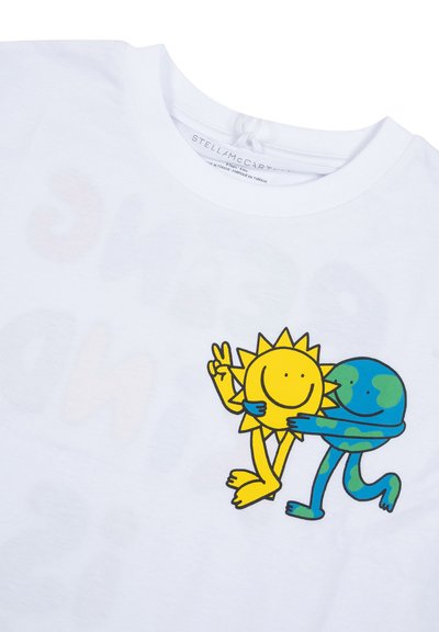 T-shirt bianca in cotone con una grafica colorata che rappresenta un sole giallo e un personaggio Terra blu, entrambi sorridenti e in abbraccio.