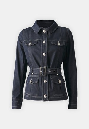 Chaqueta de mezclilla oscura con mangas largas, cierre de botones, dos bolsillos frontales y cintura ceñida con cinturón. Presenta botones de tono plateado y costuras en contraste.