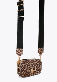 Kruisen tas met panterprint, in een rechthoekige vorm, met een textuur die lijkt op bont, gouden hardware en een verstelbare zwarte schouderriem.