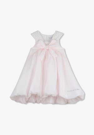 Robe rose clair avec bretelles en dentelle florale, un grand nœud devant et une jupe en tulle. Comprend un logo sur l'ourlet et une fermeture éclair au dos.