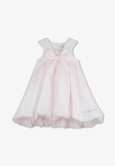 Ροζ ανοιχτό φόρεμα με λουλουδάτες δαντελένιες τιράντες, ένα μεγάλο φιόγκο μπροστά και φούστα από τούλι. Διαθέτει λογότυπο στο τελείωμα και κλείσιμο με φερμουάρ πίσω.