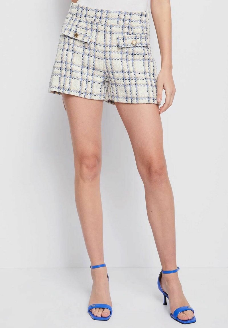 Tweed shorts met een wit en blauw ruitpatroon, voorzien van twee voorkruiszakken met knoopsluitingen en een aangesloten tailleband.