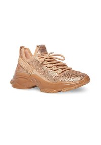 Sneaker chunky color oro rosa con suola spessa, lacci anteriori e decorazioni in cristallo scintillante che coprono la parte superiore e i dettagli laterali.