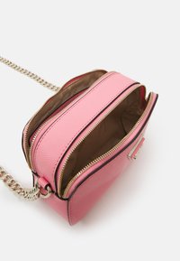 Guess NOELLE CROSSBODY CAMERA - Borsa a tracolla - pink