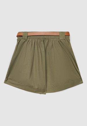Shorts verde oliva a vita alta con vita arricciata, orli larghi sulle gambe e una cintura color cuoio infilata nei passanti.