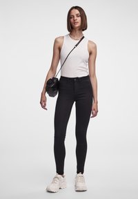 Pieces PCSHAPE UP SAGE - Prigludę džinsai - black
