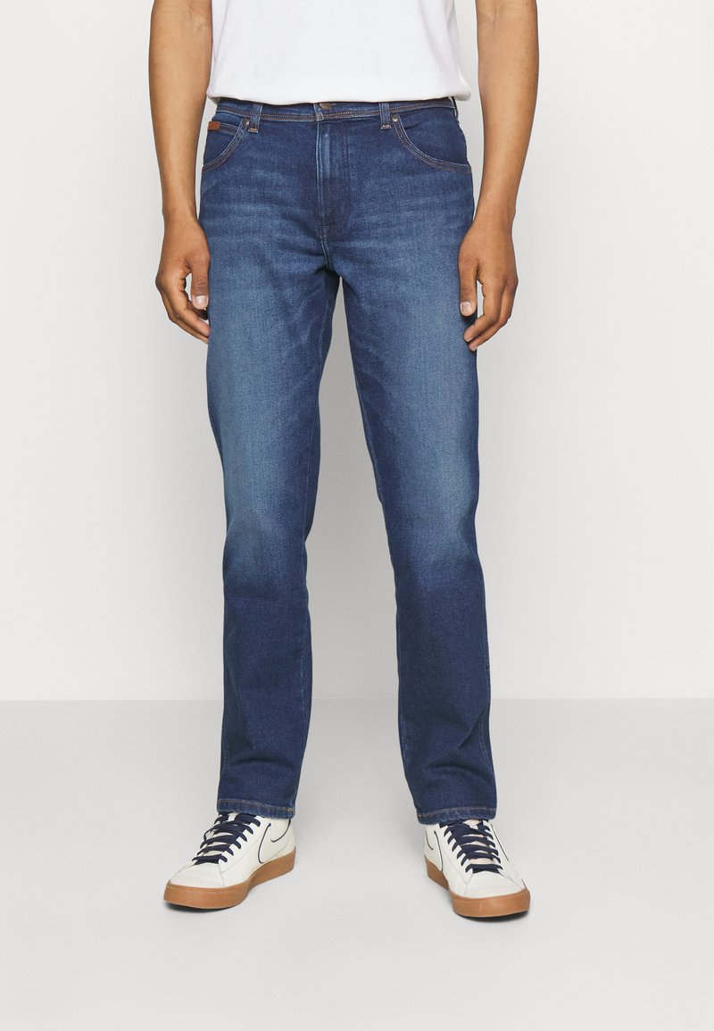 Wrangler TEXAS SLIM - Straight leg jeans - star man/donkerblauw ...