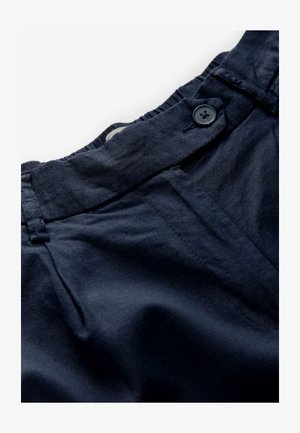 Pantaloni blu navy con vita piatta, chiusura con bottone e tessuto strutturato. Presentano cuciture visibili e una finitura liscia.