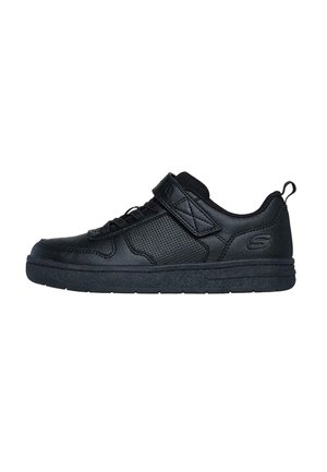 Zapatillas deportivas negras con un panel de malla, acentos de cuero, cierre con cordones y cinta de velcro, y una suela de goma texturizada.