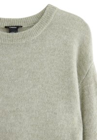 Maglione verde chiaro con scollo rotondo a coste, texture morbida e vestibilità ampia. Realizzato in materiale lavorato a maglia, con un motivo sottile.