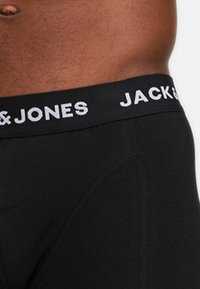 Schwarze Baumwollboxershorts mit einem weißen Bund mit "JACK & JONES"-Logo, featuring einer glatten Textur und körperbetontem Design.