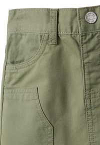 Pantaloni verde oliva in tessuto misto cotone, con tasche frontali inclinate, dettagli cuciti e un bottone in metallo sulla vita.