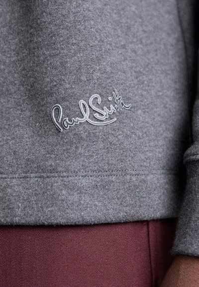 Šedá mikina s jemnou texturou, na dolní části vpředu s vyšitým bílým logem "Paul Smith". Lem má decentní úpravu.