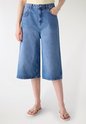 A CINQUE TASCHE - Shorts di jeans - blu denim medio