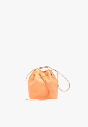 Oranje leren bucketbag met trekkoordsluiting en verstelbare riem, aan de voorkant voorzien van het merk "BIMBA Y LOLA".