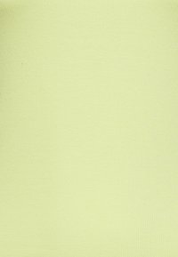 Texture di tessuto a maglia a coste di colore verde chiaro, con sottili linee verticali e leggere variazioni di ombreggiatura.