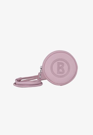 Pyöreä vaaleanpunainen nahkalaukku, jossa on teksturoitu pinta, vetoketjusuljenta ja irrotettava hihna. Edessä on rei'itetty kirjain "B" -yksityiskohta.