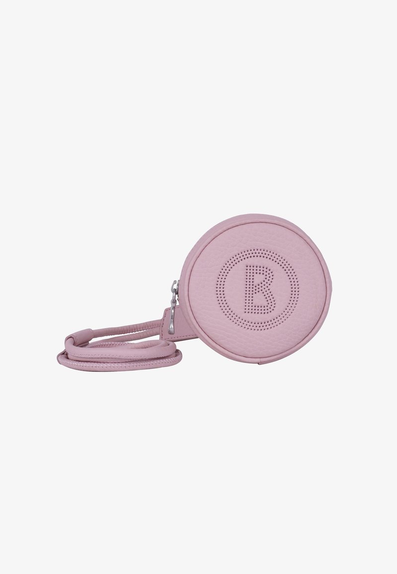 Okrągła różowa skórzana torba z teksturowaną powierzchnią, zamknięciem na suwak i odpinanym paskiem. Na przodzie znajduje się perforowany detal w kształcie litery "B".