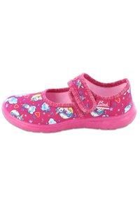 Rosa Kinderschuhe aus einem strukturierten Stoff mit Einhorn- und Wolkenmustern, gesichert durch einen Klettverschluss und einer pinken Gummisohle.