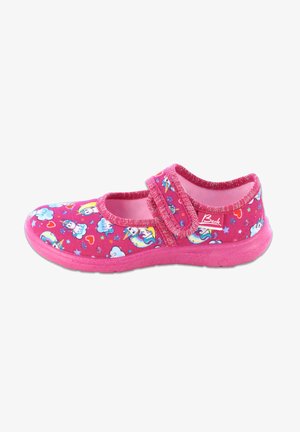 Rosa Kinderschuhe aus einem strukturierten Stoff mit Einhorn- und Wolkenmustern, gesichert durch einen Klettverschluss und einer pinken Gummisohle.