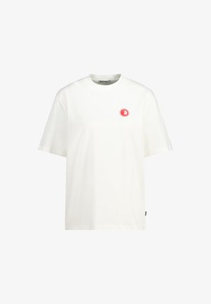 Witte katoenen T-shirt met een ronde halslijn en korte mouwen; heeft een klein rood zonlogo op de borst en een subtiele zijtag.