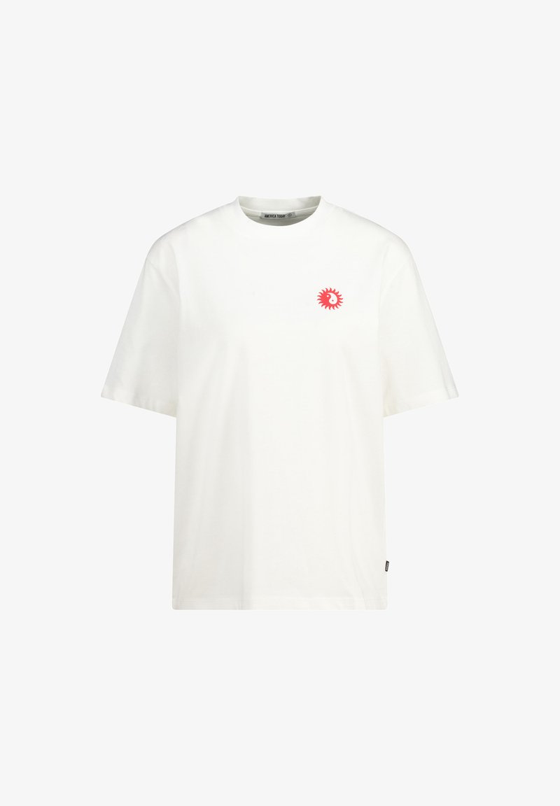 Camiseta de algodón blanca con cuello redondo y mangas cortas; presenta un pequeño logo de sol rojo en el pecho y una etiqueta lateral sutil.