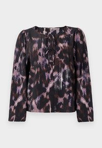 Schwarze Bluse mit lila und braunem abstraktem Muster, mit langen Ärmeln und einer bindbaren Verschlusslösung am Ausschnitt. Glatte Stofftextur.