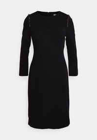 Robe noire à manches longues avec un col rond, ornée d'accents en chaîne sur les épaules et une silhouette ajustée, confectionnée dans un tissu lisse.