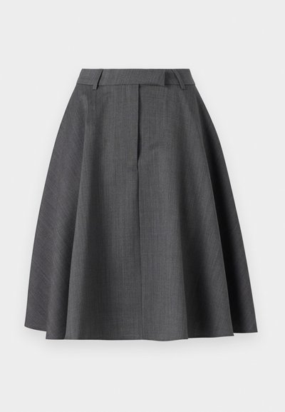 Fustă plisată gri cu talie înaltă, realizată dintr-un material texturat, lărgindu-se de la talie, având un design clasic și linii curate.