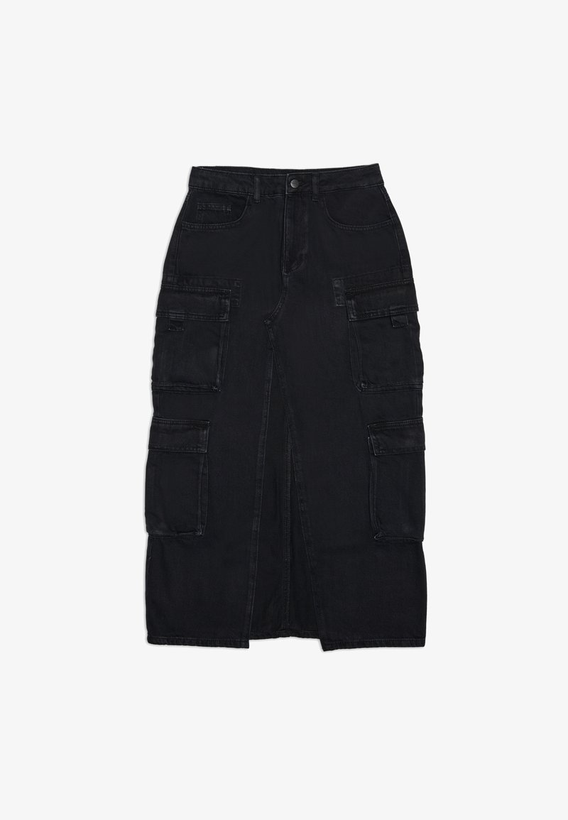 Jupe midi en jean noire avec une fente devant et plusieurs grandes poches à rabat des deux côtés, fermeture par bouton et zip à la taille.